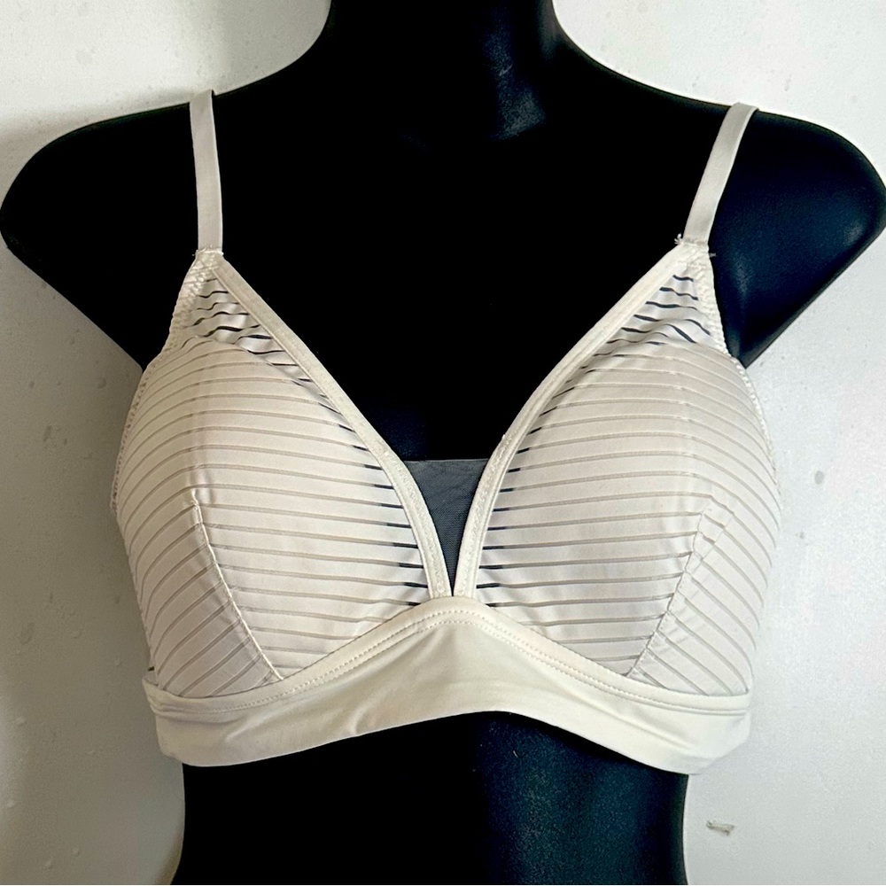 Auden Bra - M  (basically 34 B-C)
